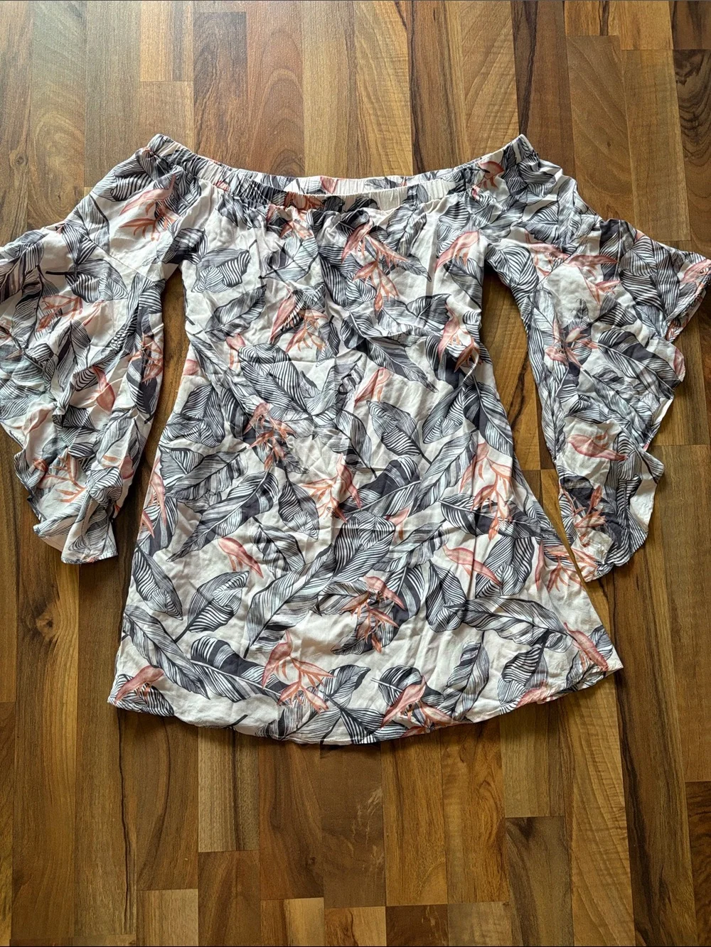 Lulu's Woman’s L Off-Shoulder Tropical Print Bell-Sleeve Top in Blush and Gray